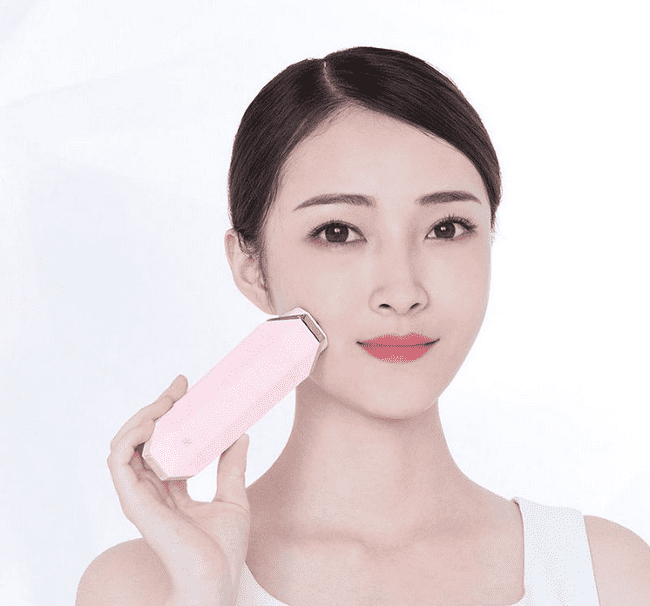 Процесс работы косметологического аппарата Xiaomi InFace RF Beauty Instrument